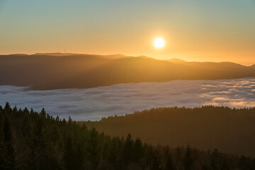 Sonnenuntergang über der Hornisgrinde im Nordschwarzwald bei Inversion 
