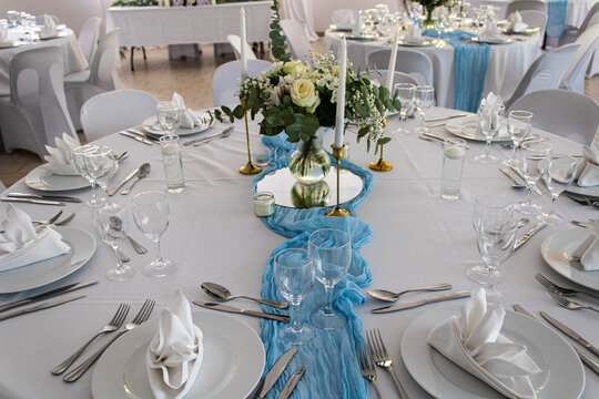 Table de R&eacute;ception Ronde Impeccablement Dress&eacute;e pour Mariage