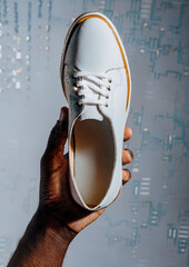 Scarpa bianca sportiva su sfondo neutro