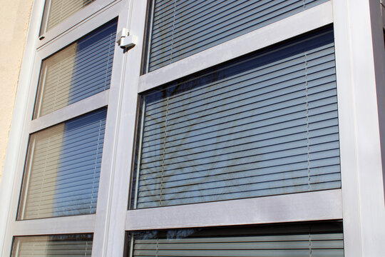 Store, brise soleil orientable en aluminium