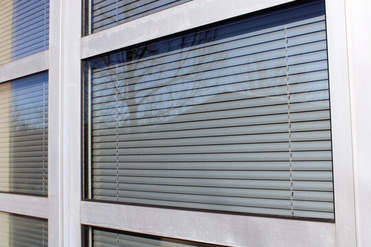 Store, brise soleil orientable en aluminium