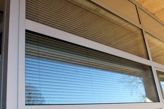 Store, brise soleil orientable en aluminium