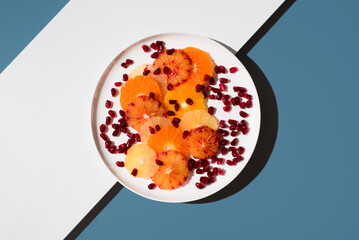 Rodajas variadas de cítricos: naranja, limón, mandarina, naranja sanguina, lima y semillas de...