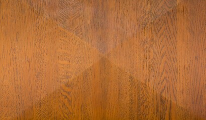 Drewniane tło z geometrycznym wzorem słojów w ciepłym brązowym odcieniu. © Henryk Guziak