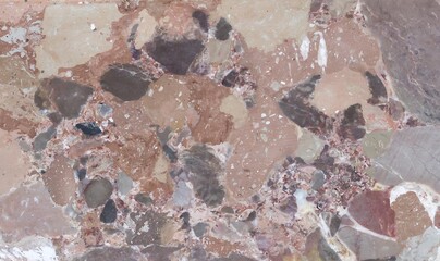 Kamienne tło z konglomeratu w odcieniach beżu i brązu, polerowana dekoracyjna powierzchnia. © Henryk Guziak