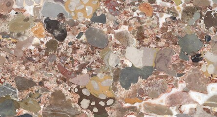Dekoracyjne kamienne tło z kolorową strukturą konglomeratu i nieregularnymi ziarnami. © Henryk Guziak