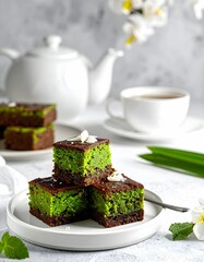 K&ouml;stliche Pandan-Brownie-St&uuml;cke auf einem wei&szlig;en Teller arrangiert.