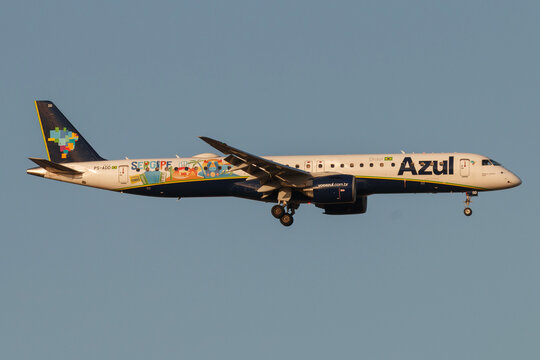 Campinas, Brazil &ndash; November 20, 2025: Azul Linhas A&eacute;reas Embraer E2 regional jet landing at Viracopos International Airport.