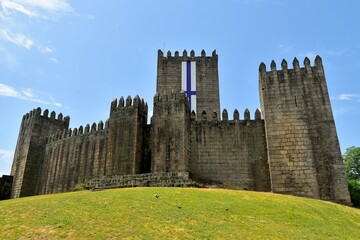 Le ch&acirc;teau du roi Alphonse 1er du Portugal &agrave; Guimar&atilde;es 