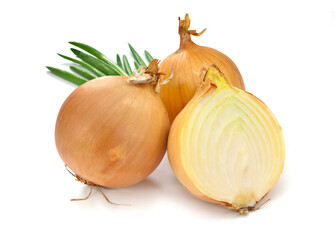 Dwie surowe, świeże cebule i jedna poł&oacute;wka na białym tle