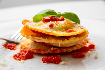 Ravioli con ricotta e pomodoro, Pasta Italiana 