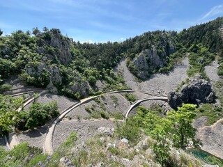 Stone tourist trail to Modro Jezero - Monumentl of nature Blue Lake (Imotski, Croatia) - Kamena turistička staza do Modrog jezera - Geomorfolo&scaron;ki spomenik prirode Modro jezero (UNESCO GeoPark)