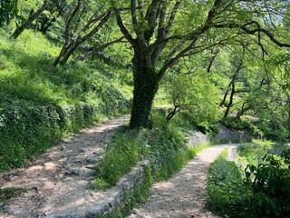 Stone tourist trail to Modro Jezero - Monumentl of nature Blue Lake (Imotski, Croatia) - Kamena turistička staza do Modrog jezera - Geomorfolo&scaron;ki spomenik prirode Modro jezero (UNESCO GeoPark)