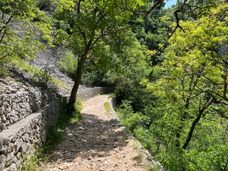 Stone tourist trail to Modro Jezero - Monumentl of nature Blue Lake (Imotski, Croatia) - Kamena turistička staza do Modrog jezera - Geomorfolo&scaron;ki spomenik prirode Modro jezero (UNESCO GeoPark)