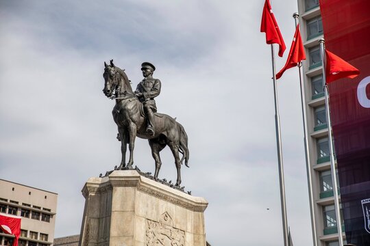 Atat&uuml;rk statue located in Ulus, Ankara T&uuml;rkiye