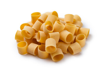 Calamarata, tipica pasta italiana isolata su fondo bianco 