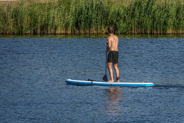 Stand-Up-Paddling auf dem See