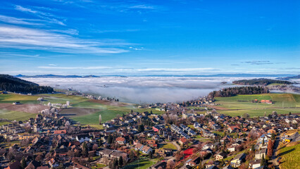 Hochnebel zieht &uuml;ber Grossh&ouml;chstetten, 15.12.2025, Schweiz, Kanton Bern, Emmental