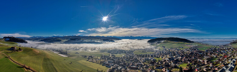 Hochnebel zieht &uuml;ber Grossh&ouml;chstetten, 15.12.2025, Schweiz, Kanton Bern, Emmental