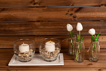 Velas y tulipanes blancos.