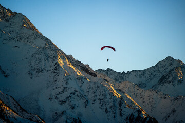 Paragleiter vor Habicht in den Stubaier Alpen November 2025