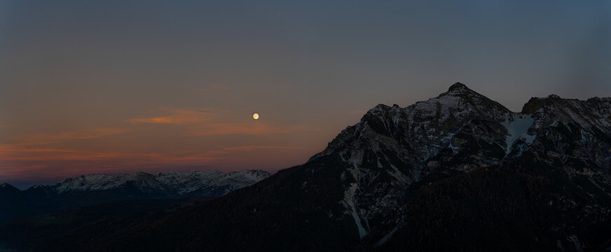 Supermond November 2025 &uuml;ber Stubaier Alpen Panorama