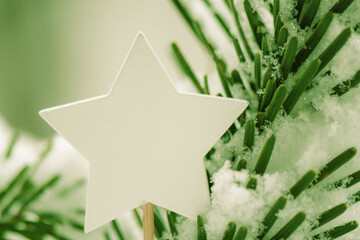Weihnachtliche Dekoration mit Stern Schnee und Tanne Platz f&uuml;r Text