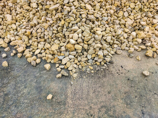 Rocas sobre el asfalto 