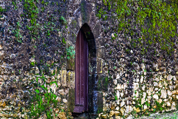 La puerta medieval de la pared de roca