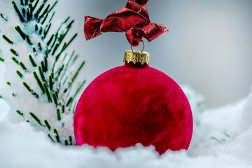 Weihnachtliche Dekoration mit Weihnachtsbaumkugel Schnee und Tanne Platz f&uuml;r Text