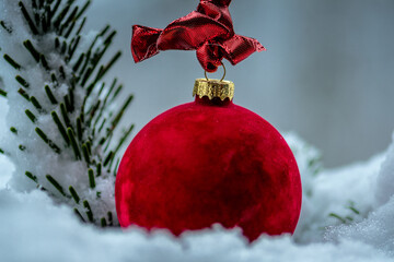 Weihnachtliche Dekoration mit Weihnachtsbaumkugel Schnee und Tanne Platz f&uuml;r Text