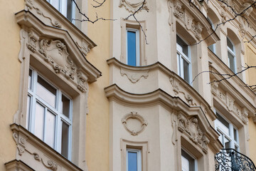 Obraz premium The facade of an old building with stucco moldings and curved architectural forms in the European style