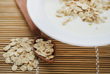 Oats with fresh yogurt