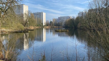 Reflet des tours résidentielles dans les eaux de l'étang des Pêcheries au parc de la Héronnière à Watermael-Boitsfort (Bruxelles) © Photocolorsteph