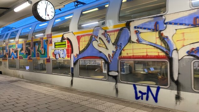 Graffitis sur les wagons (tableaux roulants) de la SNCB &agrave; la Gare du Midi &agrave; Bruxelles 
