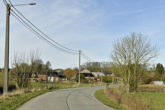 Route de campagne entre les fermes &eacute;parses en hiver &agrave; Hellebecq (Gilly)