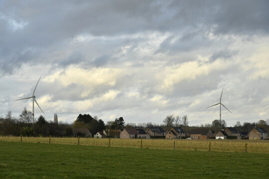 Fermes et parc &eacute;olien sous les gros nuages gris &agrave; Ghislenghien (Ath)