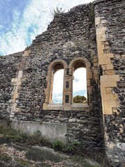 alte Mauern in Dover mit zwei kleinen Fenstern