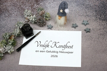 Kerstkaart: Brief met inktpot, vulpen en kerstgroeten in het Nederlands. Fijne kerst en een...