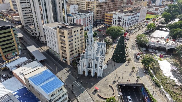 Iglesia La Ermita de Cali y el &Aacute;rbol de Navidad en el Bulevar del R&iacute;o, Fotograf&iacute;a Diurna