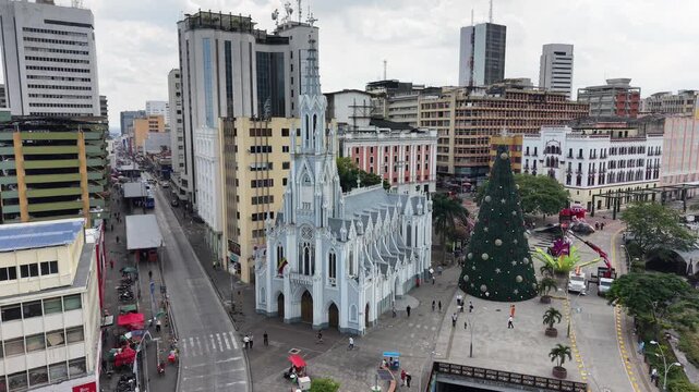 Iglesia La Ermita de Cali y el &Aacute;rbol de Navidad en el Bulevar del R&iacute;o, video Diurno