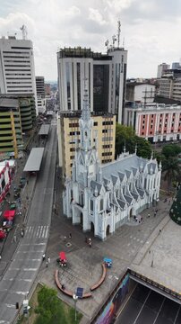 Iglesia La Ermita de Cali y el &Aacute;rbol de Navidad en el Bulevar del R&iacute;o, video Diurno