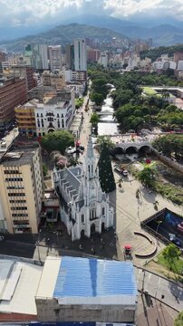 Iglesia La Ermita de Cali y el &Aacute;rbol de Navidad en el Bulevar del R&iacute;o, video Diurno