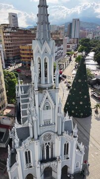 Iglesia La Ermita de Cali y el &Aacute;rbol de Navidad en el Bulevar del R&iacute;o, video Diurno