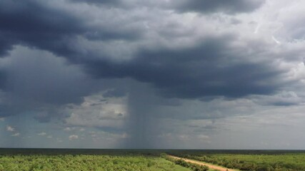 Lluvia cayendo en el Chaco, Paraguay.