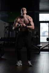 Obraz premium Handsome Man Flexing Muscles