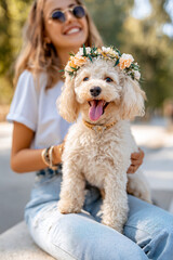 花冠をつけたプードルと女性の笑顔あふれる時間
