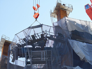 高層ビル建設現場のクレーンと安全ネットの様子 © zheng qiang