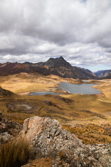 Obraz premium A mountain range with a lake in the foreground