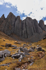 Obraz premium A mountain range with a cloudy sky in the background